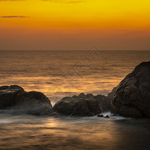 太阳加勒的日落海滩岸上美丽的岩石形成长期于水面照像岛戏剧背景图片