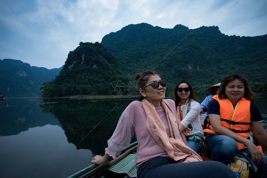 在宁宾河最受欢迎的游览目地vietnam面对快乐的情绪航行船帆上最多女亚洲人图片