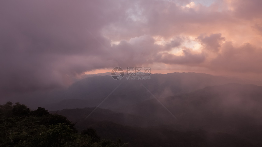 惊人的泰国梅王家公园MeeWong公园Mokoju山峰Mokoju山顶上美丽的自然日落出天气仙境图片