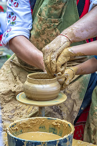 人们锅一种名陶艺手工大师教一个孩子他想学习如何雕塑波特大师班的杂技图片