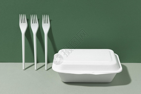 回收白色塑料快餐盒叉子图片
