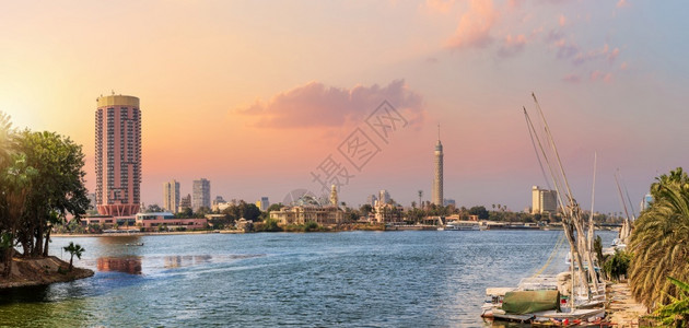 观光尼罗河商业埃及开市中心的NIle港日落之景图片
