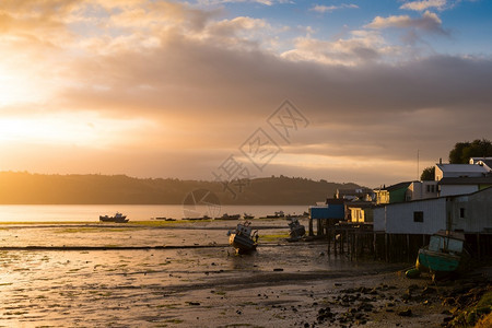 拉丁房屋早晨在Chle的Chiloe岛南部的Castro太阳升起图片