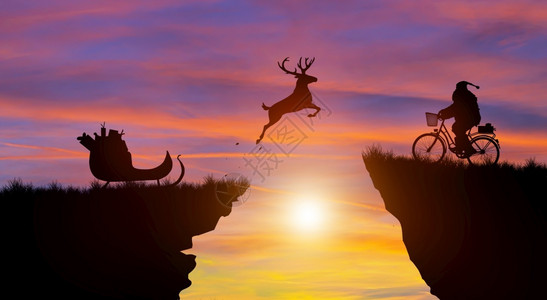 老人过寿庆典欢迎圣诞快乐和新年SilhouetteDeer跳过差距到圣诞老人与日落和暮光天空背景季节父亲设计图片