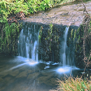 乡下清干净的美丽小溪有水池和自来跑步爬坡道夏天图片