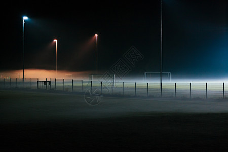 阴影夜雾笼罩的足球场图片