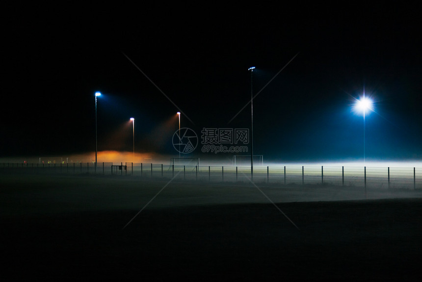 夜晚的足球场图片