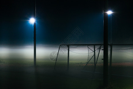 夜雾笼罩的足球场背景图片