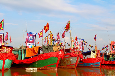 多样阳2014年9月日在越南海东举行的民俗节庆中十艘传统表演船于2014年9月日在河上举行英雄图片