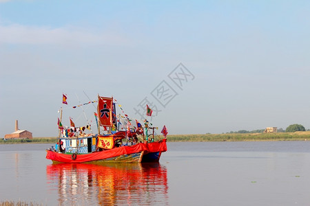 2014年9月日在越南海东举行的民俗节庆中十艘传统表演船于2014年9月日在河上举行英雄绿色反式图片