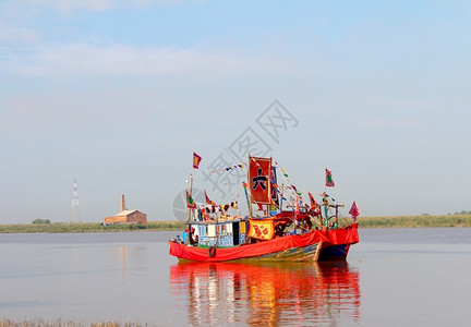 多样海洋2014年9月日在越南海东举行的民俗节庆中十艘传统表演船于2014年9月日在河上举行亚洲图片