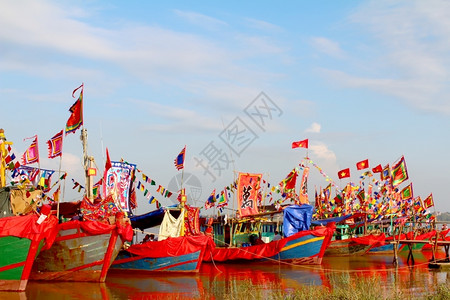 独特文化杨2014年9月日在越南海东举行的民俗节庆中十艘传统表演船于2014年9月日在河上举行图片