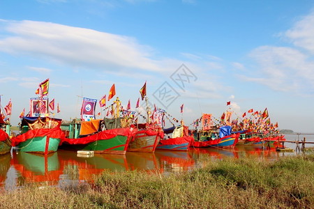2014年9月日在越南海东举行的民俗节庆中十艘传统表演船于2014年9月日在河上举行阳民间越南语图片