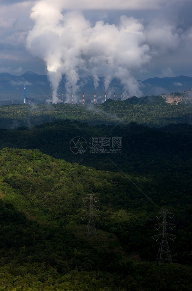 早上对煤电厂MaeMohLampang的空气污染与雾鸟眼看到空气污染全球的煤炭多雾路段图片