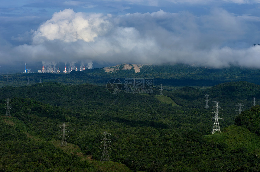 早上对煤电厂MaeMohLampang的空气污染与雾鸟眼看到空气污染管道二氧化气候图片