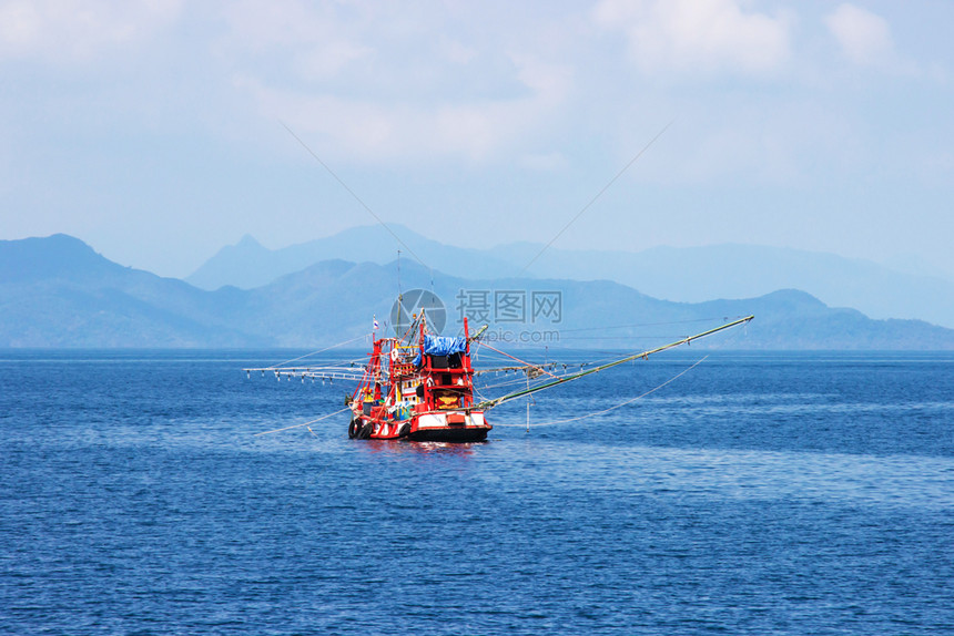 长尾巴传统的橙色泰河渔船在光天明的白漂浮在泰国港湾附近自然热带图片