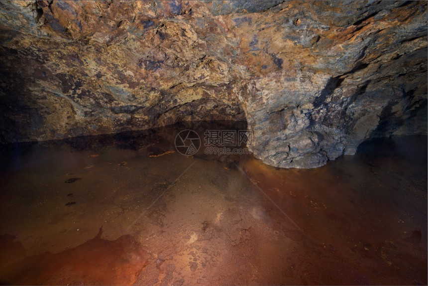 萃取拥有在西班牙穆尔亚LaUnion的Forward地段已形成一个红矿物堆积湖这是一座古老的Pyrite矿井的内土金属图片