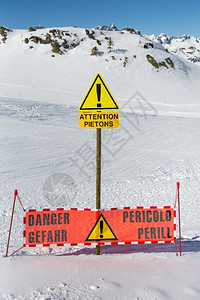 谷采取路过山上滑雪坡的行人传统图片