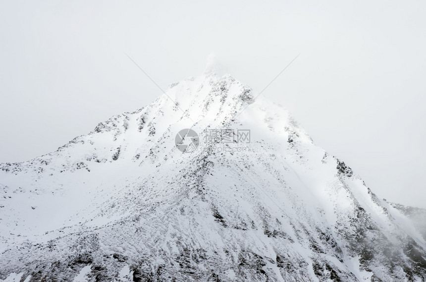 冬季雪山风光图片