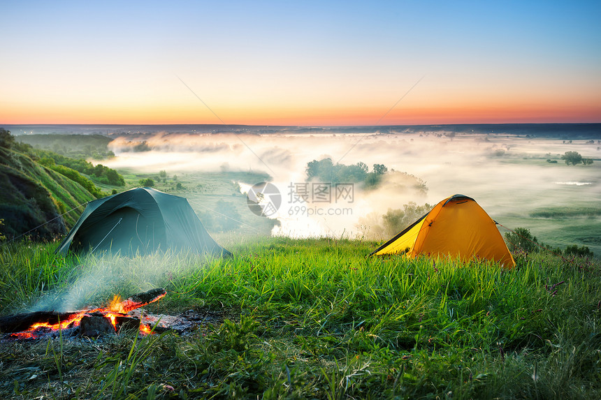 清晨在山上露营水雾河边的山上露营图片