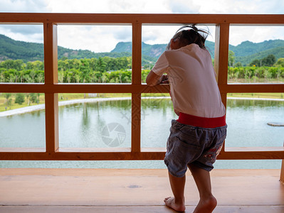 哪吒之魔童著名的看女孩亚洲年青童在泰国清迈Chaiprakarn区日本海之地Chiiprakarn地区的日本建筑中观望湖背景
