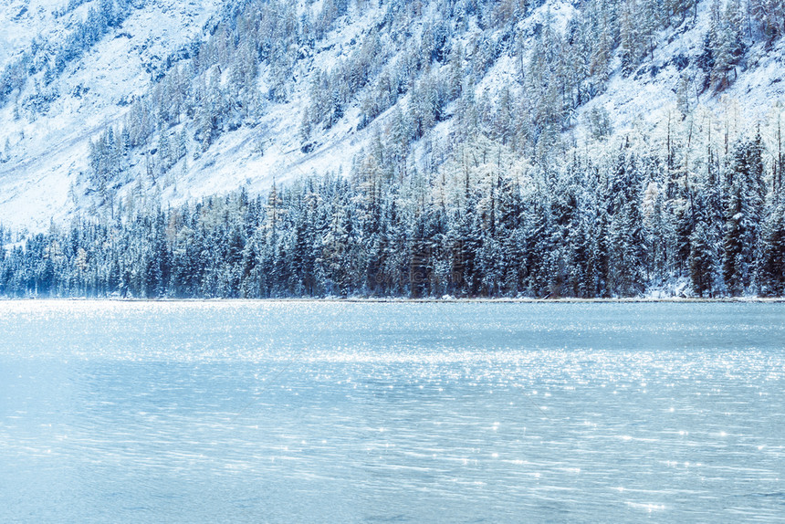 水冬季山区湖在冰霜天气的岸边有雪覆盖松树冬季湖上有雾温度急剧下降河上有一些雪覆盖的树木一些雪覆盖的树木西伯利亚云图片