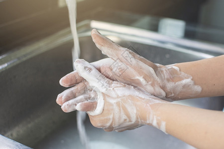妇女用肥皂洗手消毒背景图片