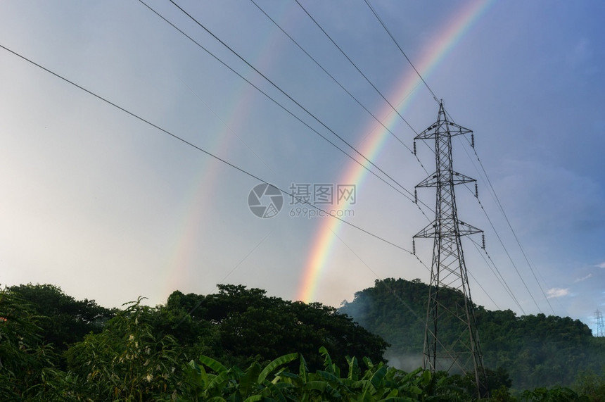 农村地区高压电线杆的天空雨后水农村地区的高压电线杆景观力量夏天图片
