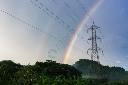 农村地区高压电线杆的天空雨后水农村地区的高压电线杆景观力量夏天图片