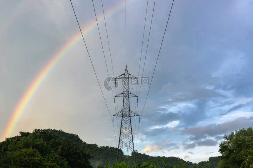 两极农村地区高压电线杆的天空雨后水农村地区的高压电线杆明亮的彩虹图片