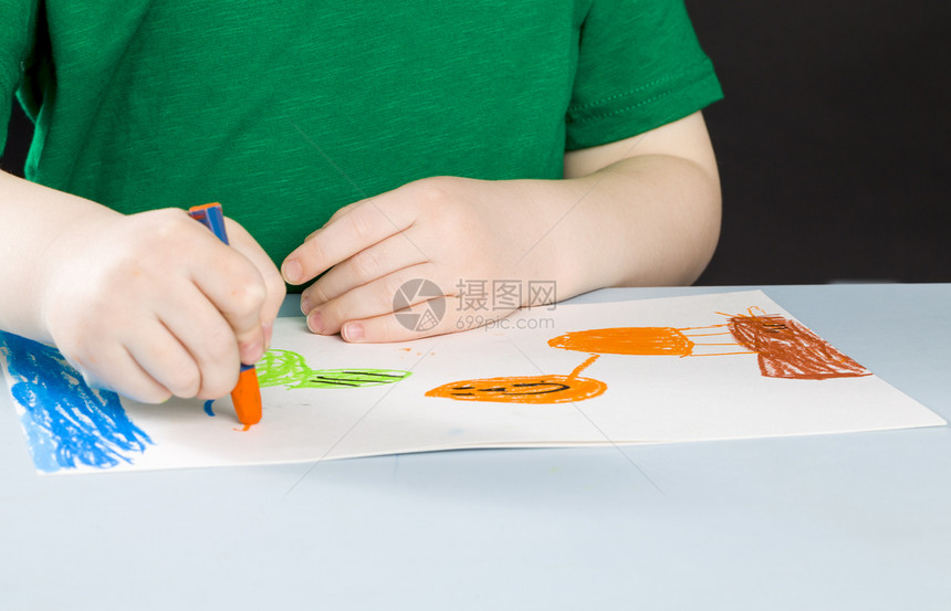 故事一个小男孩用彩铅笔在纸上画一个男孩子的自我表达过程画了一个小男孩平坦的一种图片