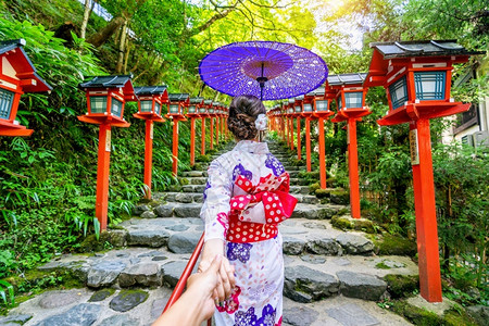 人贵有志保持文化将他带到日本京都的Kifune神庙在日本京都举行盛事并带他去Kifune神庙裙子背景