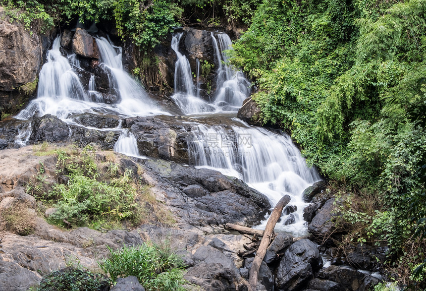 来自泰公园雨林花岗岩悬崖的淡水瀑布白色的环境风景优美图片