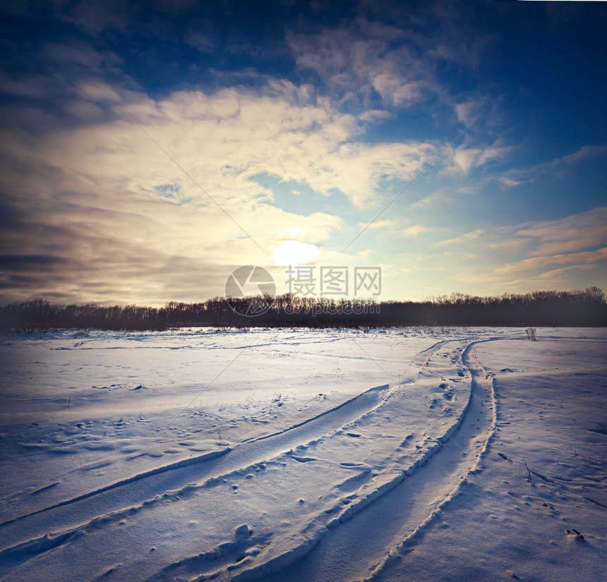 路边在日落的天空下穿过雪田的道路寒冷太阳图片