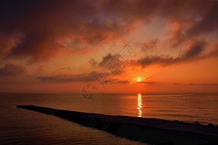 海洋美丽的日出落在海滩的浪漫风景边夏天的概念黎明颜色图片