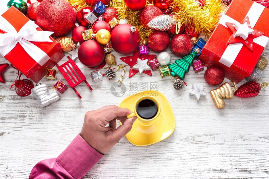 金子冬天圣诞背景有球和装饰品在木板上桌子图片