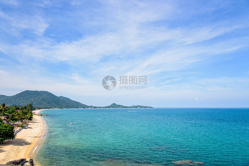 角度泰国苏拉特萨尼省KohSamui岛夏季天空下蓝海附近岸的风光下泰国SuratThana省的HinTaHinYai对Lamai图片