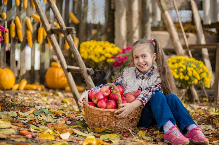 秋天在农场采摘蔬菜和水果的孩子图片