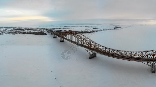 冬天的冰河上桥梁地区石油尤干桥地区的石油尤干桥弧寒冷的车辆图片