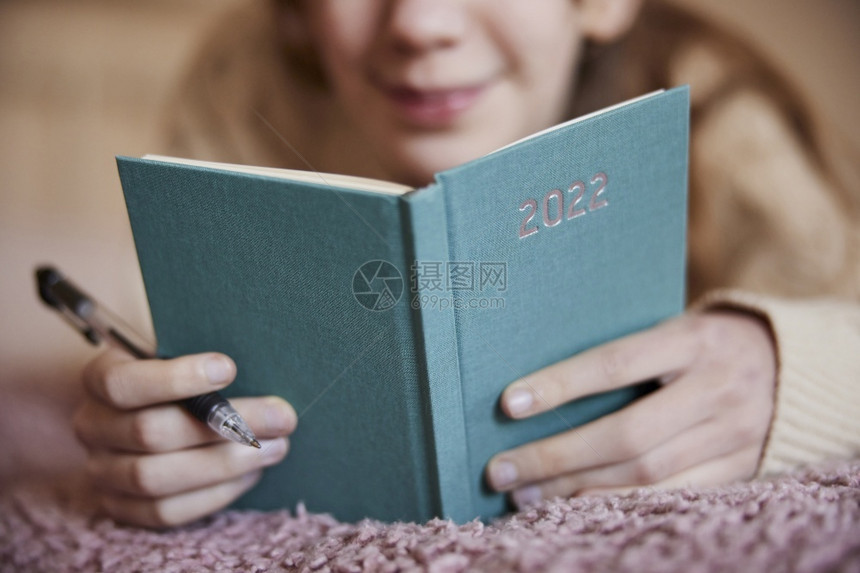 说谎白种人九月20年新日近距离的少女在家中卧床后躺上写字决议图片