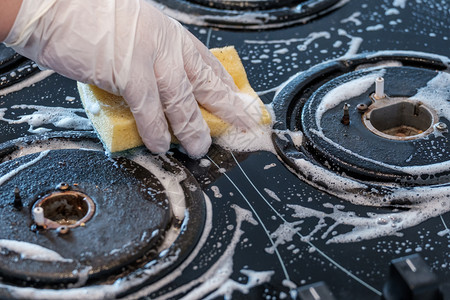 泡沫烹饪管家使用厨房具家概念或卫生及清洁黑炉灶洗煤气图片