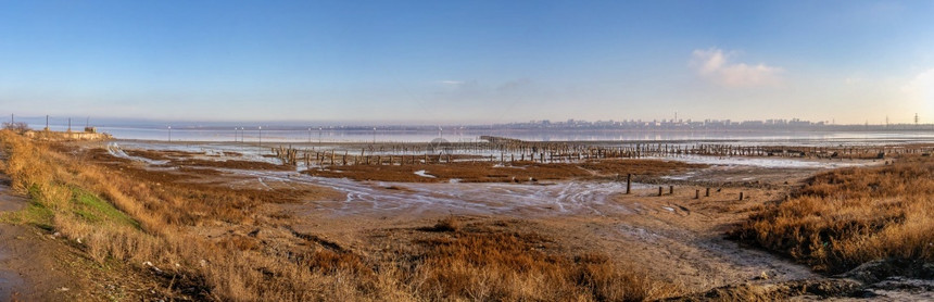 乌克兰敖德萨附近一个盐水干燥湖Kuyalnik的安装乌克兰奥德萨冬季寒冷清晨在乌克兰敖德萨Kuyalnik湖干燥治疗养院咸图片