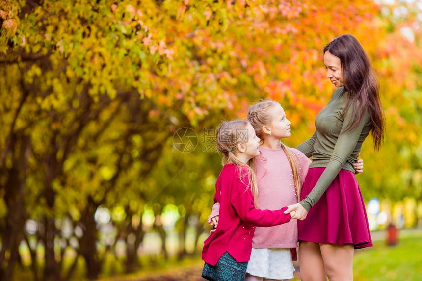 自然景观年轻妈和可爱的小女孩在秋天的阳光明媚日落公园小女儿和妈在秋天的公园户外丰富多彩的图片