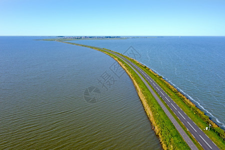 海航的从荷兰IJsselmeer的堤坝到Marken的空中飞机历史图片