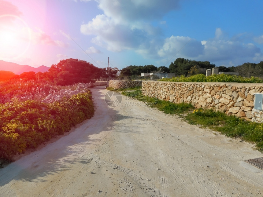 旅行西里法维尼亚纳岛农村公路爬坡道云图片