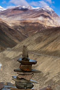 京藏高速峡谷祝福目的地位于马纳利SurajVishalTaal湖的佛教石金字塔Leh高速公路喜马拉雅山脉印度达克胡尔谷海拔483m背景