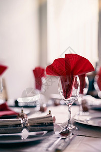 餐桌上红色系餐布装饰图片