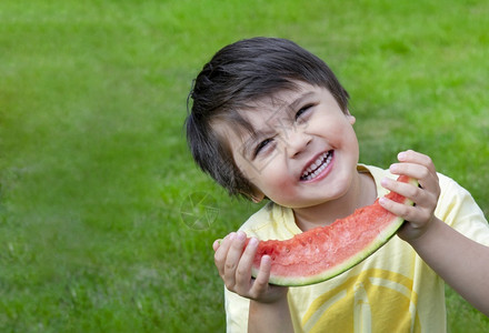 在夏天吃西瓜的男孩图片