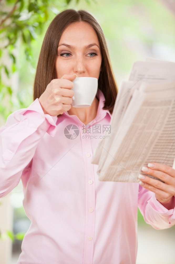 经理工人按天主教女商的肖像站着看报纸喝咖啡站着看报纸图片