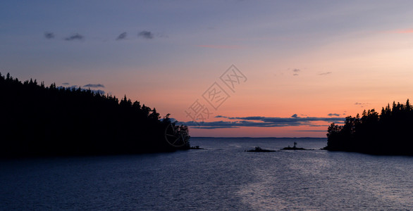 旅行地平线上湖面日落你可以看到冷调群岛的轮光影粉色美丽图片